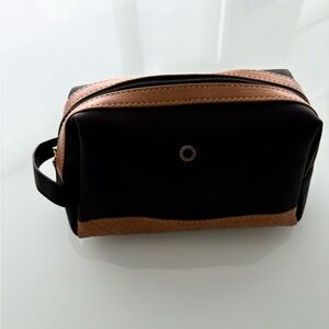 Bvlgari travel case black beige
zipper cloth interior lining with 3 pockets